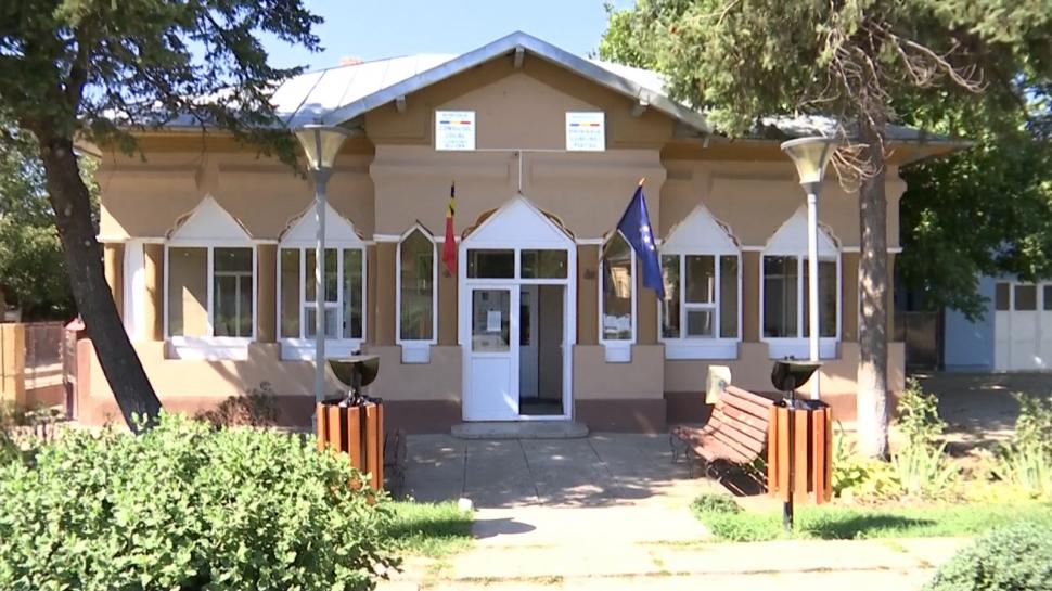 Comuna cu dispensarul distrus şi fără trotuare, care se crede "oraş turistic", vrea staţii electrice din PNRR. Reacţia localnicilor 789386