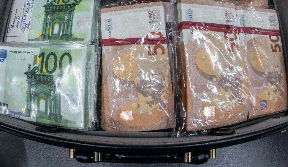 Opt milioane de euro, în bancnote de 50 şi 100, ascunse în saci, bidoane şi găleţi, au fost găsite îngropate în curtea unei case din Italia