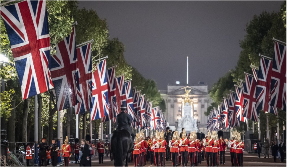Cortegiul funerar al Reginei Elisabeta a ajuns la Palatul Buckingham. Mii de oameni au întâmpinat-o cu ovaţii şi aplauze