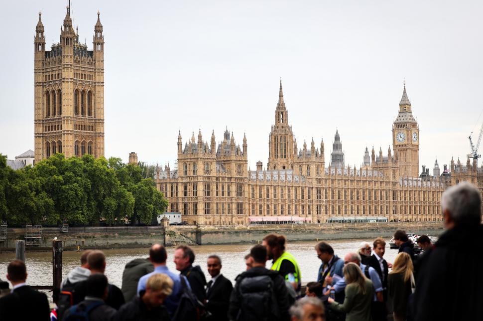 Cortegiul funerar al Reginei Elisabeta a ajuns la Palatul Buckingham. Mii de oameni au întâmpinat-o cu ovaţii şi aplauze 789407