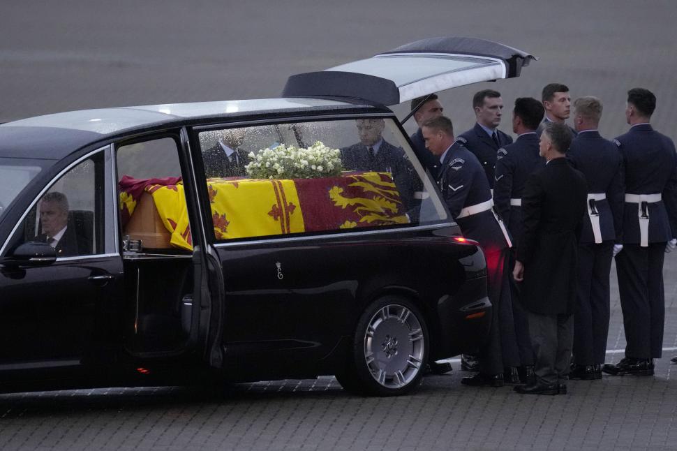 Cortegiul funerar al Reginei Elisabeta a ajuns la Palatul Buckingham. Mii de oameni au întâmpinat-o cu ovaţii şi aplauze 789412