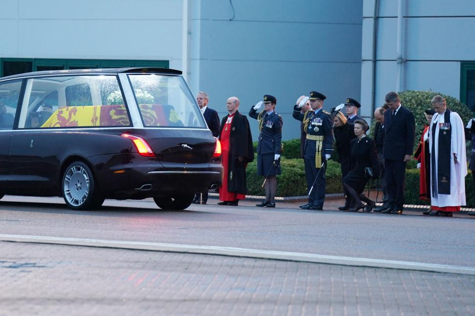 Cortegiul funerar al Reginei Elisabeta a ajuns la Palatul Buckingham. Mii de oameni au întâmpinat-o cu ovaţii şi aplauze 789413