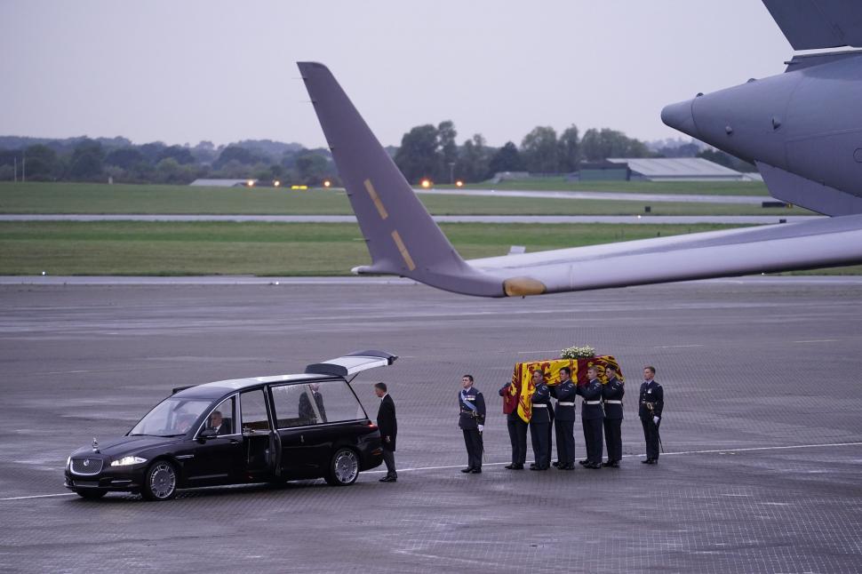 Cortegiul funerar al Reginei Elisabeta a ajuns la Palatul Buckingham. Mii de oameni au întâmpinat-o cu ovaţii şi aplauze 789414