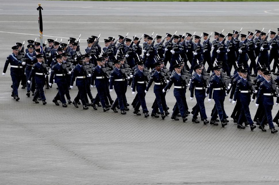 Cortegiul funerar al Reginei Elisabeta a ajuns la Palatul Buckingham. Mii de oameni au întâmpinat-o cu ovaţii şi aplauze 789415