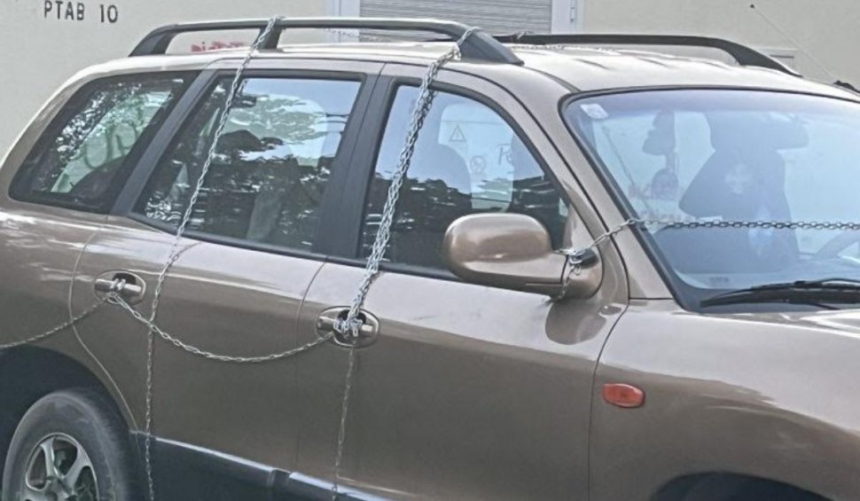 Motivul pentru care un şofer din Târgu Jiu şi-a legat maşina cu lanţuri şi i-a pus lacăt