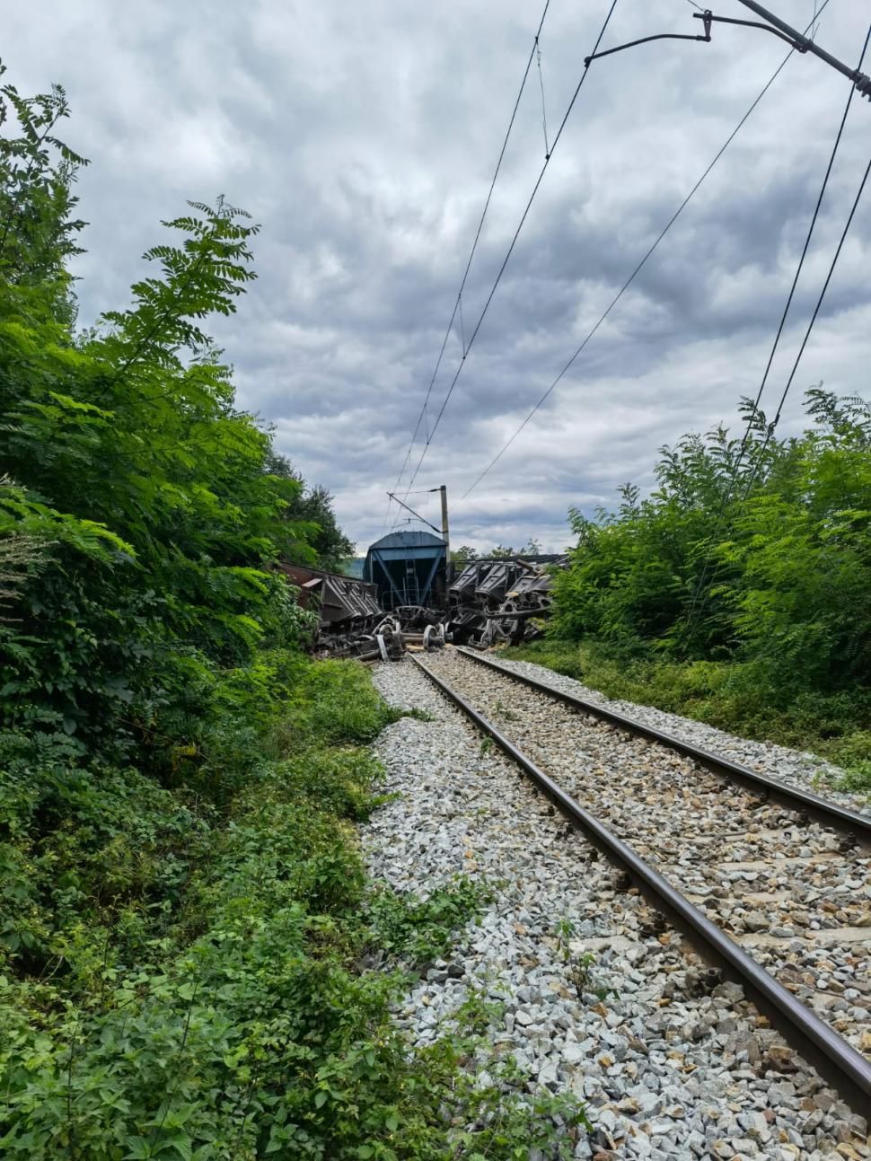 Două vagoane dintr-un tren cu cereale din Ucraina au deraiat și s-au răsturnat în Mureş. Anunţul CFR 789336
