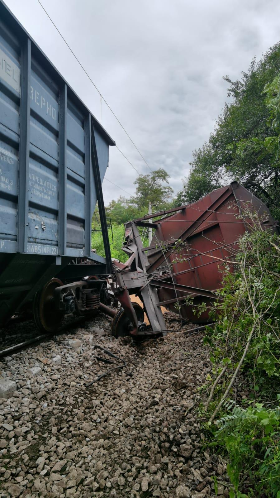 Două vagoane dintr-un tren cu cereale din Ucraina au deraiat și s-au răsturnat în Mureş. Anunţul CFR 789337