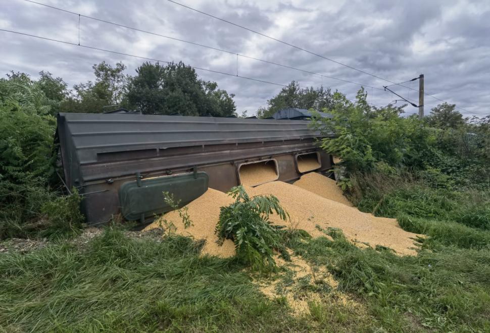 Două vagoane dintr-un tren cu cereale din Ucraina au deraiat și s-au răsturnat în Mureş. Anunţul CFR 789338