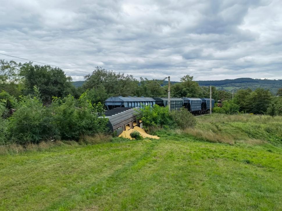 Două vagoane dintr-un tren cu cereale din Ucraina au deraiat și s-au răsturnat în Mureş. Anunţul CFR 789339