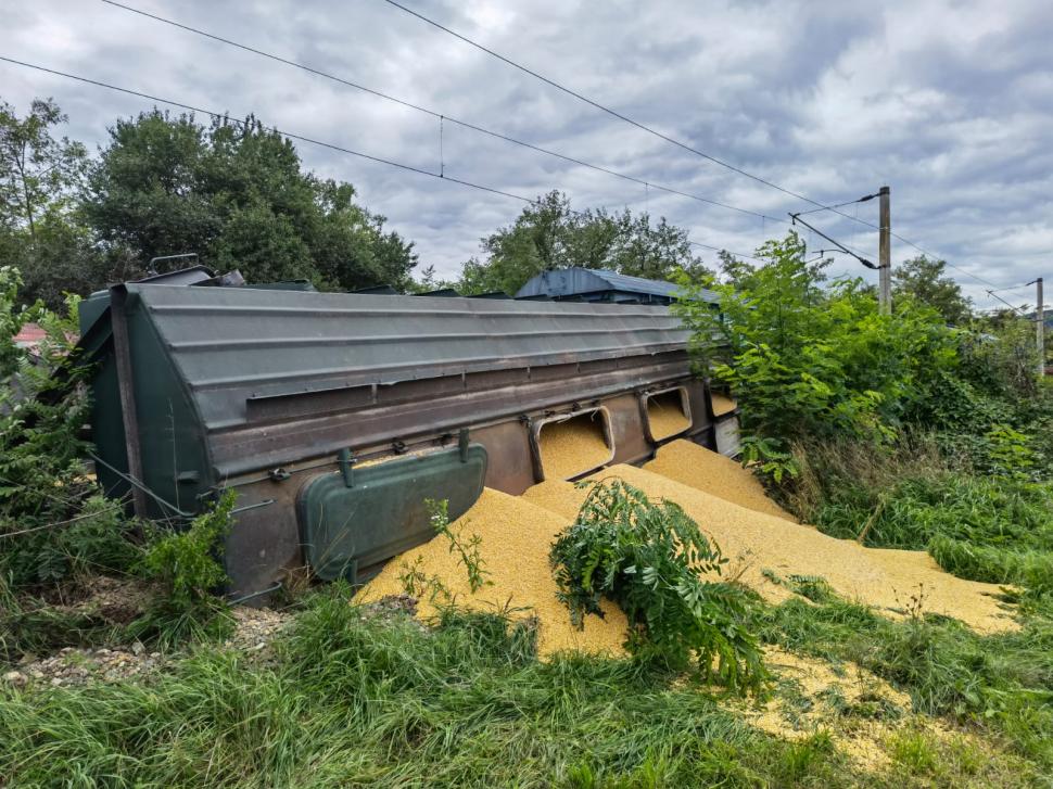 Două vagoane dintr-un tren cu cereale din Ucraina au deraiat și s-au răsturnat în Mureş. Anunţul CFR 789341