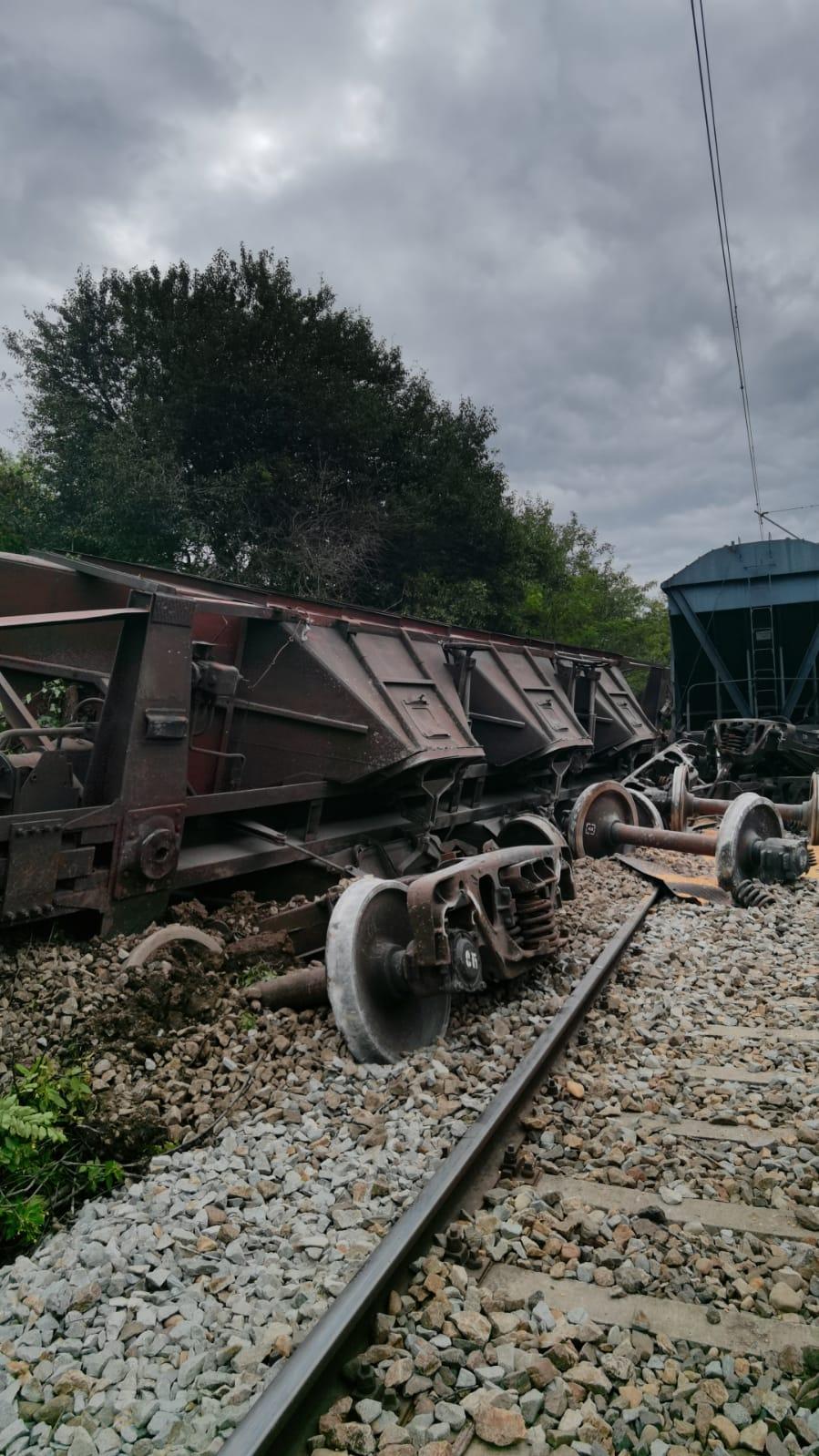 Două vagoane dintr-un tren cu cereale din Ucraina au deraiat și s-au răsturnat în Mureş. Anunţul CFR 789342