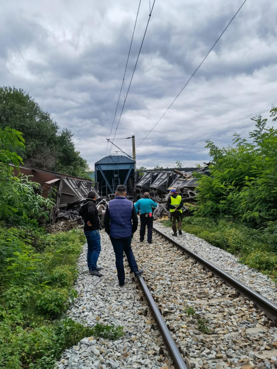 Două vagoane dintr-un tren cu cereale din Ucraina au deraiat și s-au răsturnat în Mureş. Anunţul CFR 789343