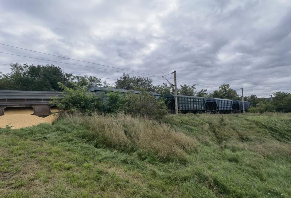 Două vagoane dintr-un tren cu cereale din Ucraina au deraiat și s-au răsturnat în Mureş. Anunţul CFR 789345