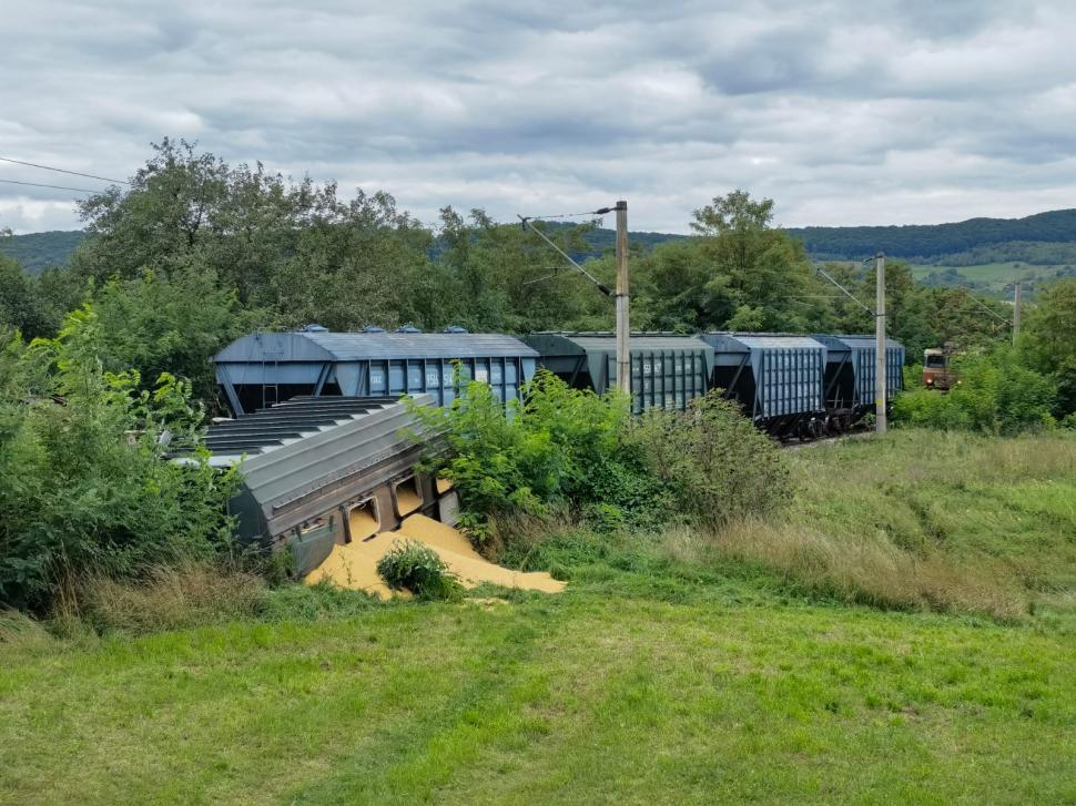 Două vagoane dintr-un tren cu cereale din Ucraina au deraiat și s-au răsturnat în Mureş. Anunţul CFR 789346