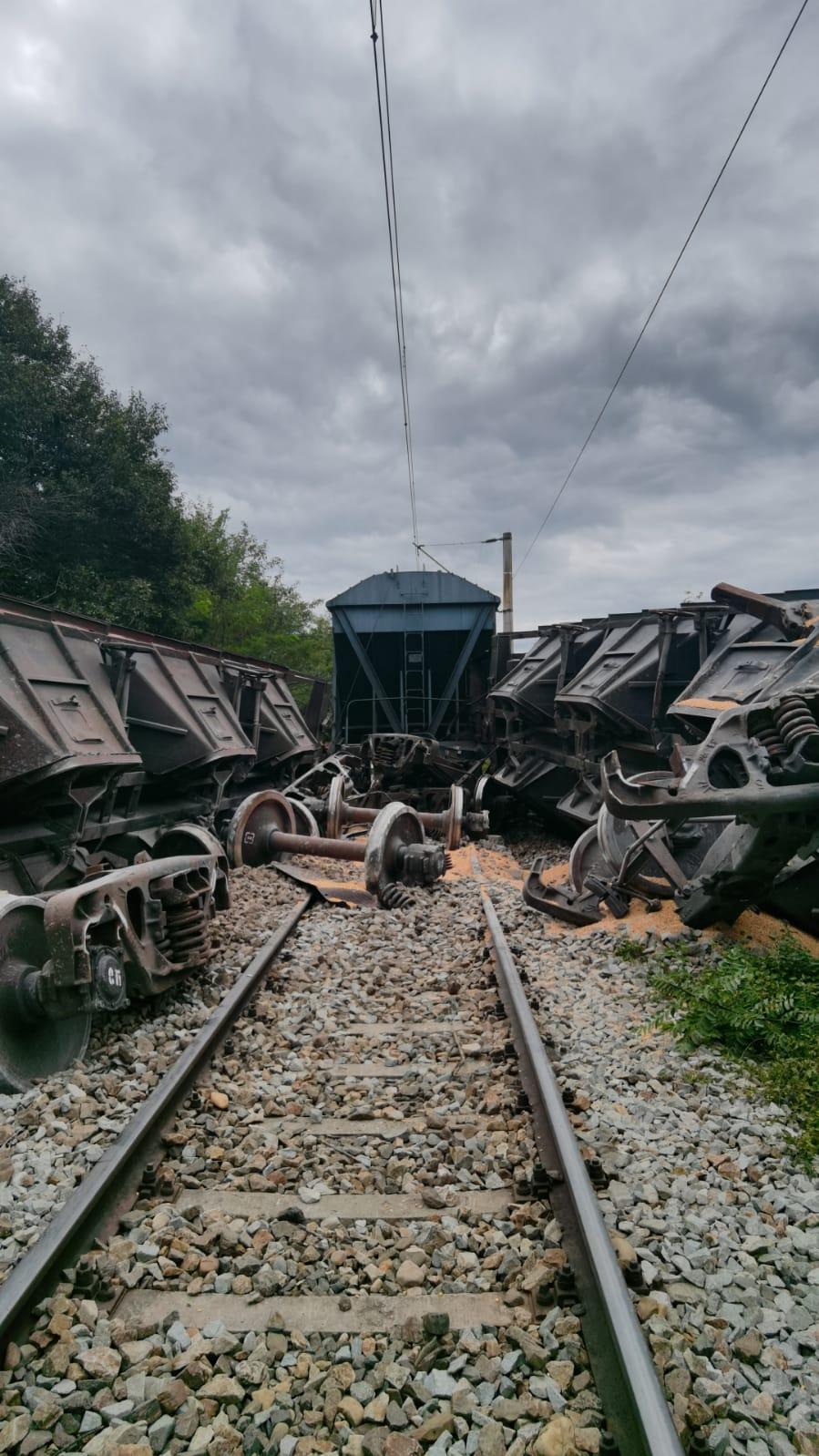 Două vagoane dintr-un tren cu cereale din Ucraina au deraiat și s-au răsturnat în Mureş. Anunţul CFR 789350
