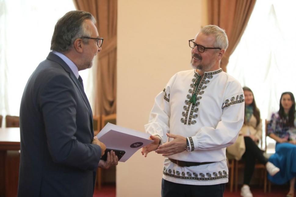 "Arta cămășii cu altiță" – element de identitate culturală în România și Republica Moldova 789581