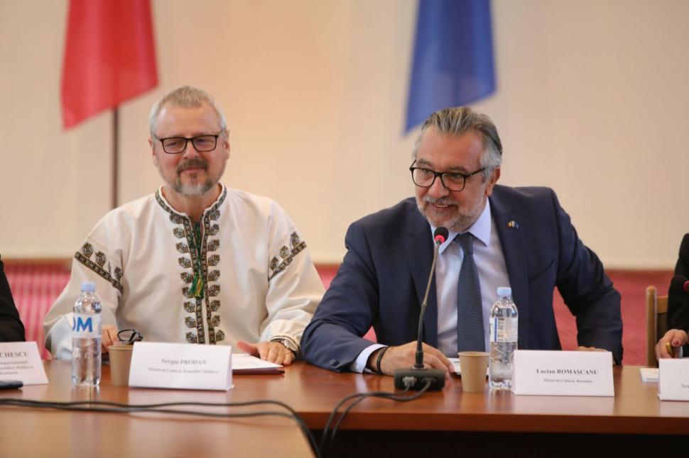 "Arta cămășii cu altiță" – element de identitate culturală în România și Republica Moldova 789582