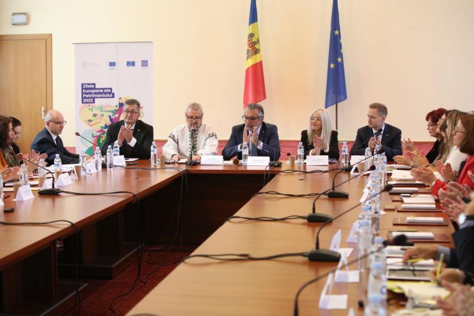 "Arta cămășii cu altiță" – element de identitate culturală în România și Republica Moldova 789583