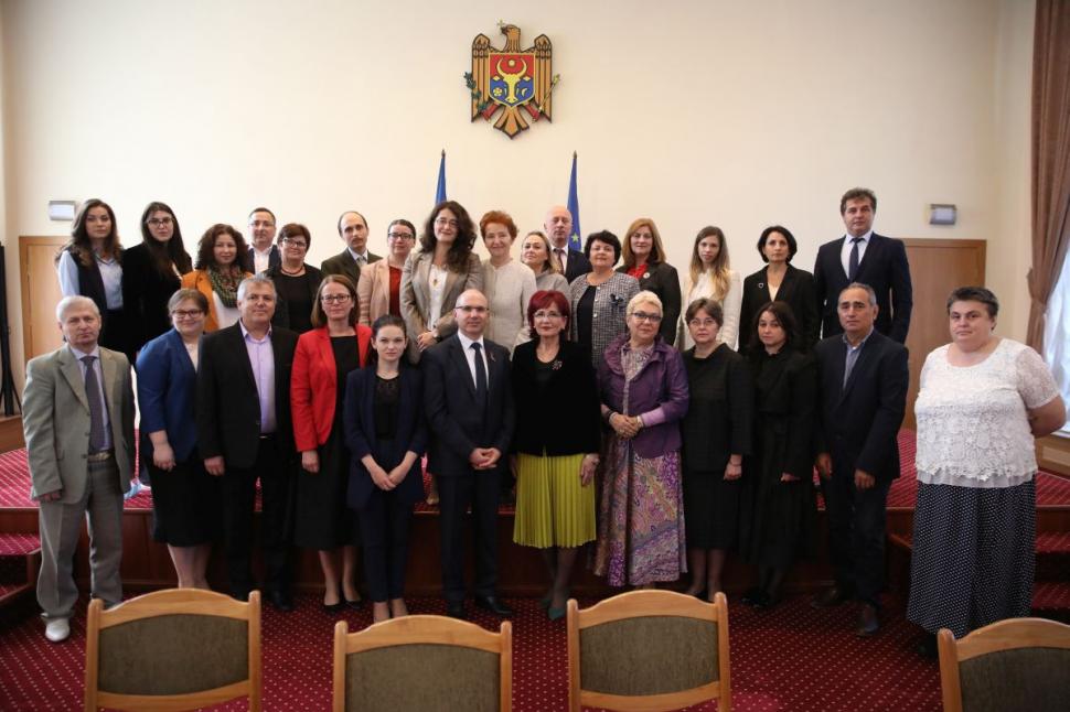 "Arta cămășii cu altiță" – element de identitate culturală în România și Republica Moldova 789584