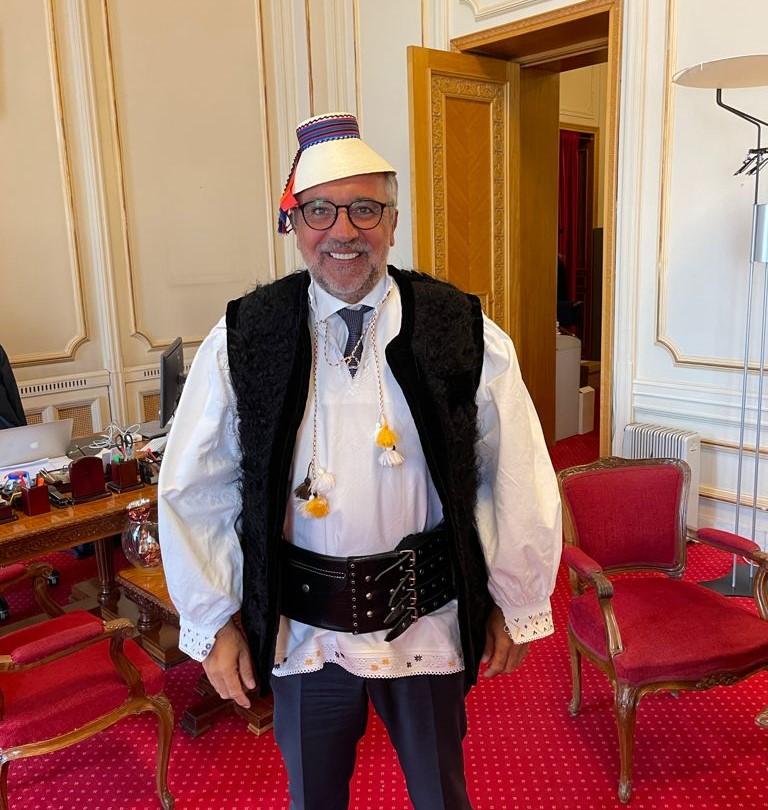 "Arta cămășii cu altiță" – element de identitate culturală în România și Republica Moldova 789585