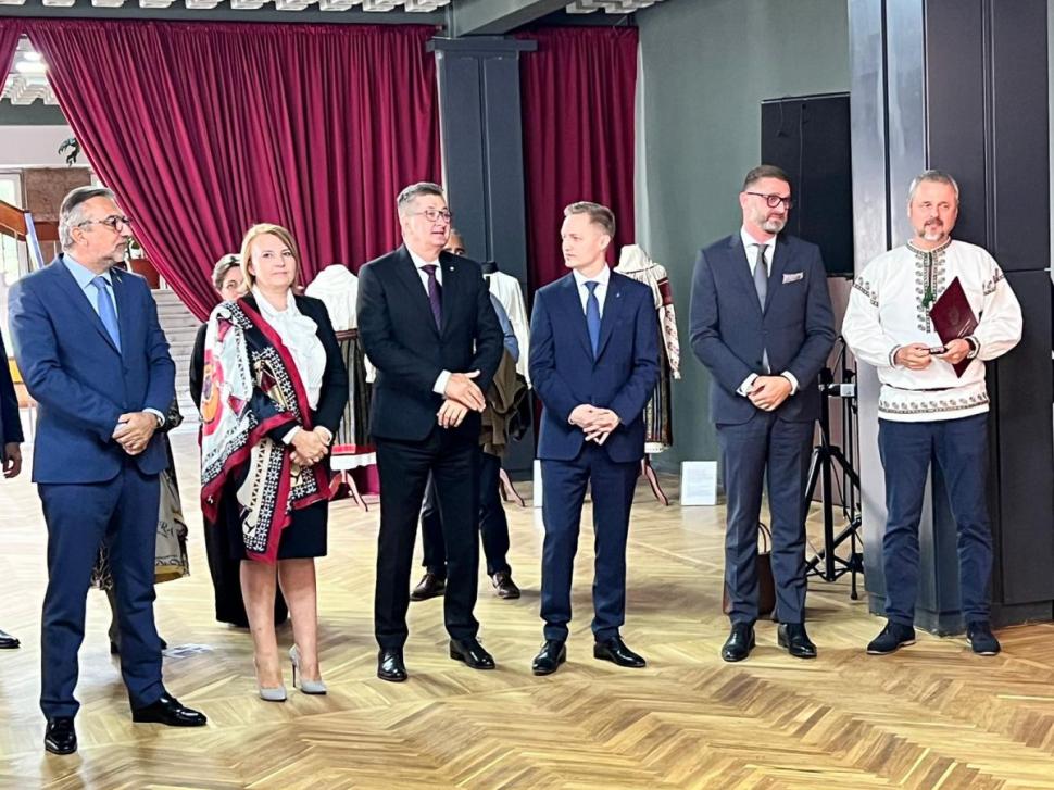 "Arta cămășii cu altiță" – element de identitate culturală în România și Republica Moldova 789586