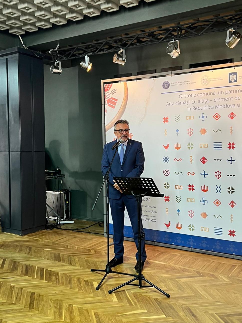 "Arta cămășii cu altiță" – element de identitate culturală în România și Republica Moldova 789587