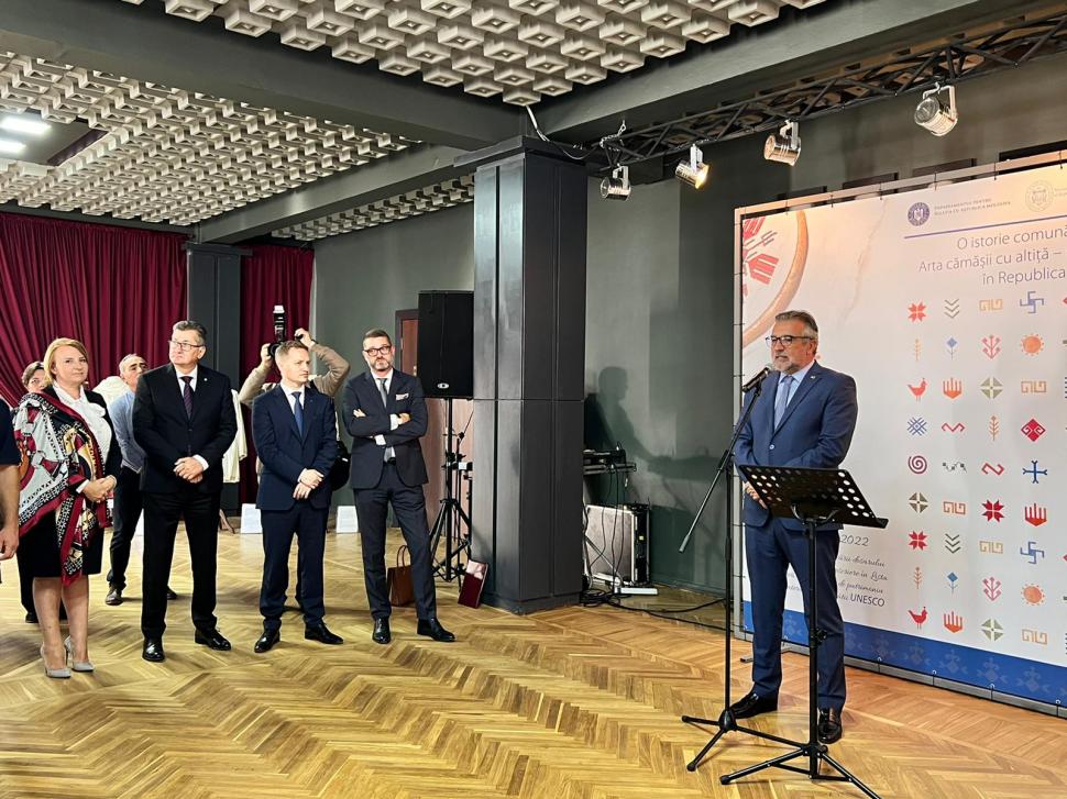 "Arta cămășii cu altiță" – element de identitate culturală în România și Republica Moldova 789589