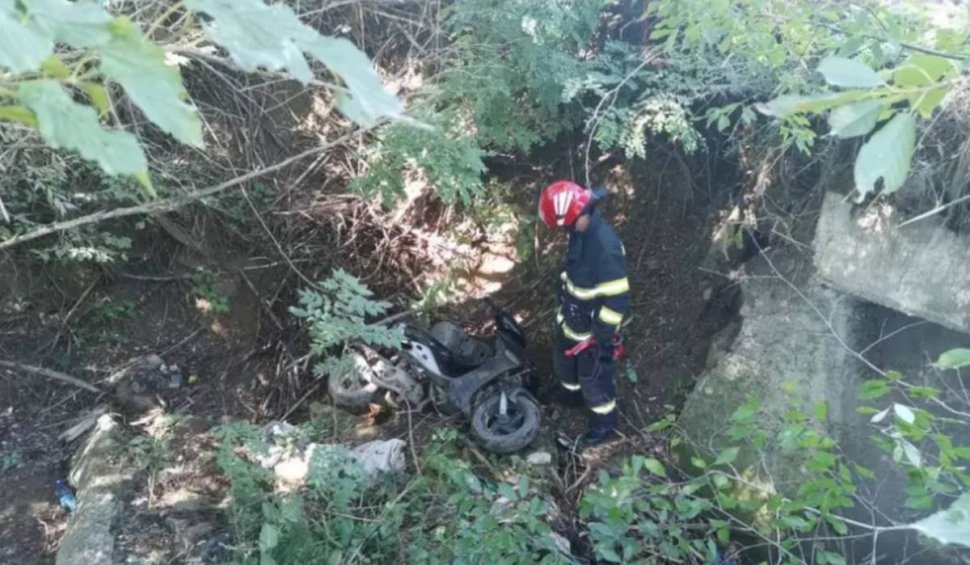 Un bărbat din Vaslui a căzut cu motoscuterul într-o râpă de 9 metri. A reușit să sune la ambulanță a doua zi după ce a ajuns la un telefon