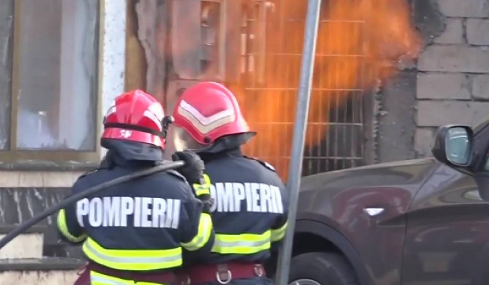 Pericol de explozie şi două clădiri în flăcări, chiar lângă sediul ISU Hunedoara