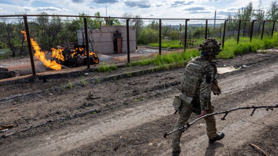 Soldaţii ruşi fug sau se predau în faţa armatei ucrainene şi lasă în urmă echipamente şi muniţie