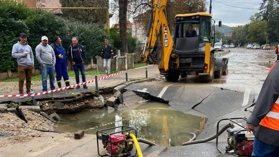 Clujenii fac haz de necaz după ce o conductă de apă s-a spart din nou: "Au început lucrările la metrou!"