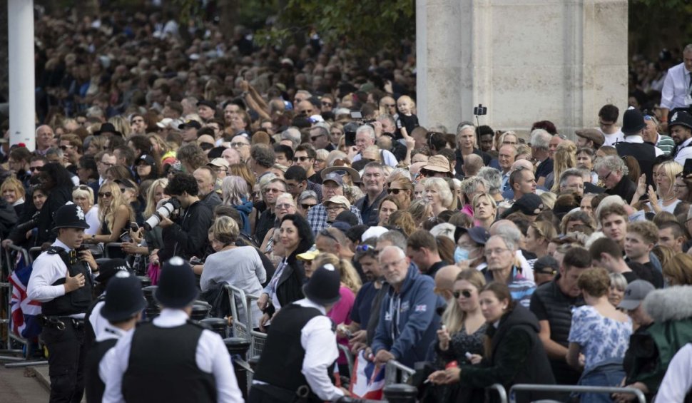 Cozi kilometrice la Westminster Hall | Oamenii aşteaptă ore în şir pentru a aduce un ultim omagiu Reginei Elisabeta a II-a