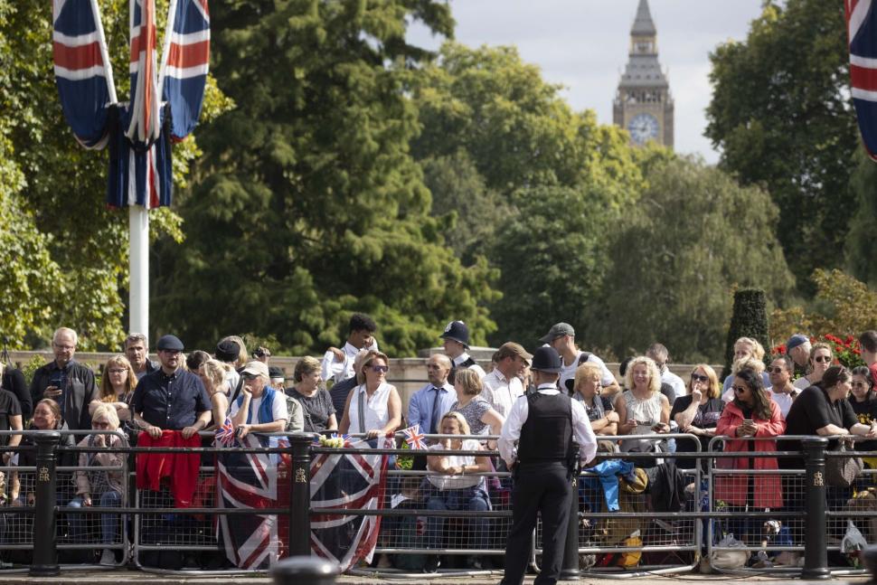 Cozi kilometrice la Westminster Hall | Oamenii aşteaptă ore în şir pentru a aduce un ultim omagiu Reginei Elisabeta a II-a 789797