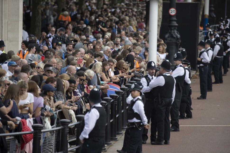 Cozi kilometrice la Westminster Hall | Oamenii aşteaptă ore în şir pentru a aduce un ultim omagiu Reginei Elisabeta a II-a 789798