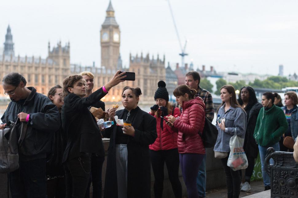 Cozi kilometrice la Westminster Hall | Oamenii aşteaptă ore în şir pentru a aduce un ultim omagiu Reginei Elisabeta a II-a 789803