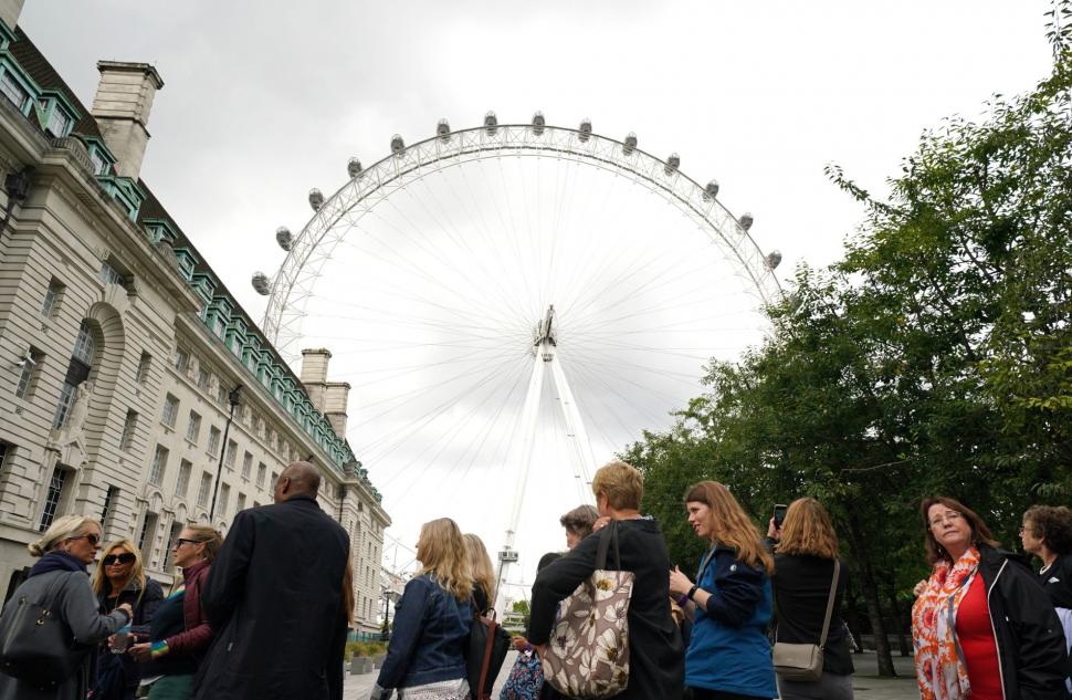 Cozi kilometrice la Westminster Hall | Oamenii aşteaptă ore în şir pentru a aduce un ultim omagiu Reginei Elisabeta a II-a 789804