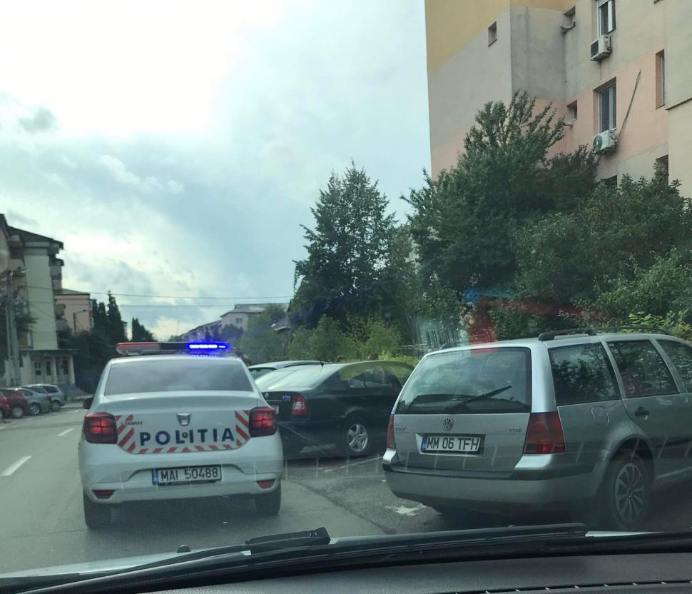 O fetiță de doi ani a căzut în gol de la etajul 4 al unui bloc din Baia Mare. Este în stare gravă, la spital 789832