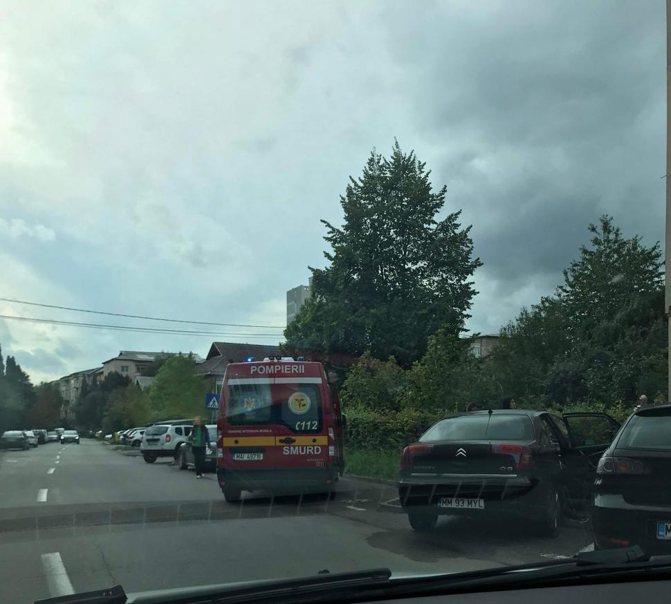 O fetiță de doi ani a căzut în gol de la etajul 4 al unui bloc din Baia Mare. Este în stare gravă, la spital 789833