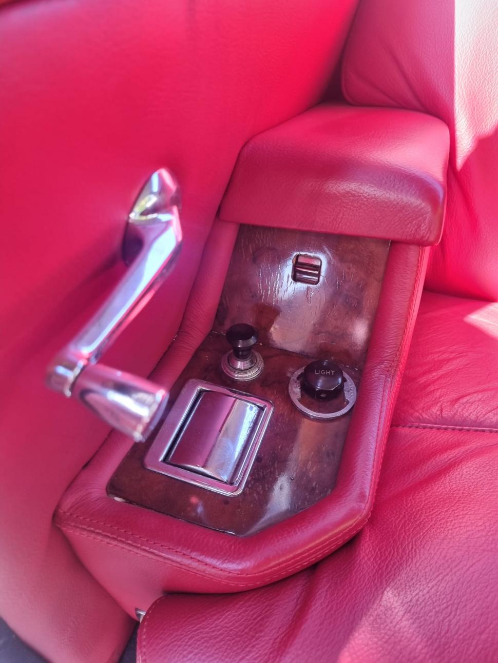 Fotografii cu un reper automobilistic al Curții Regale Britanice, publicate de RAR: "Legenda spune ca însăși Regina a fost implicată în design" 789810