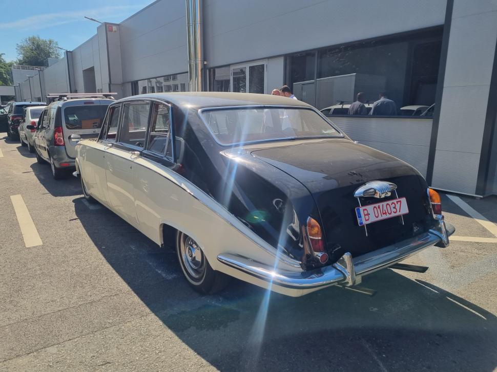 Fotografii cu un reper automobilistic al Curții Regale Britanice, publicate de RAR: "Legenda spune ca însăși Regina a fost implicată în design" 789811