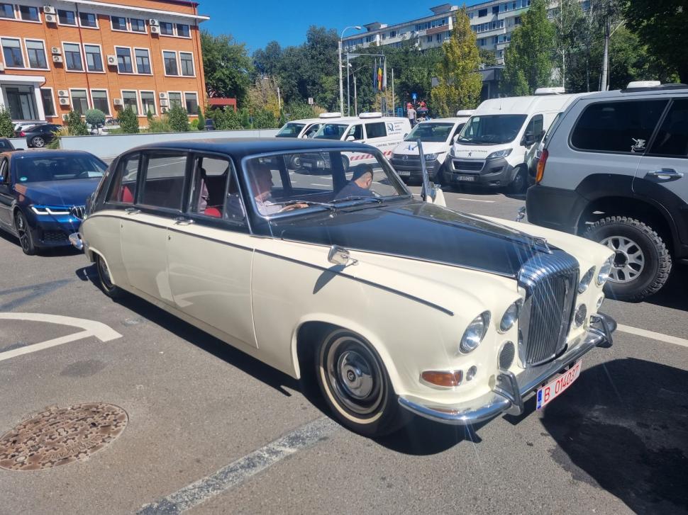 Fotografii cu un reper automobilistic al Curții Regale Britanice, publicate de RAR: "Legenda spune ca însăși Regina a fost implicată în design" 789812