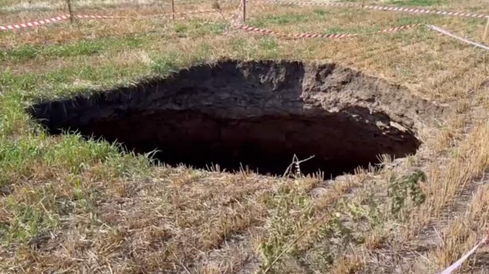 Fenomen misterios în judeţul Constanţa! O groapă de 5 metri diametru a apărut pe un câmp 789720