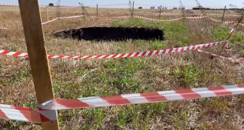 Fenomen misterios în judeţul Constanţa! O groapă de 5 metri diametru a apărut pe un câmp
