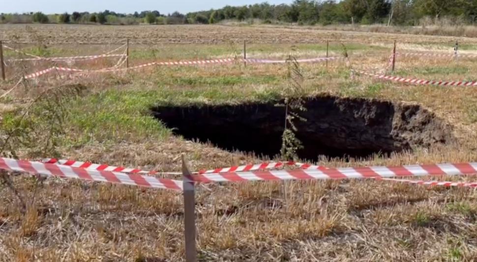 Fenomen misterios în judeţul Constanţa! O groapă de 5 metri diametru a apărut pe un câmp 789722