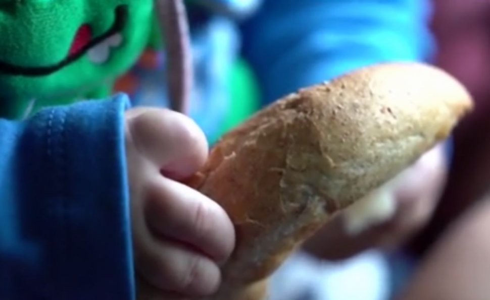 Copiii flămânzi ai României care merg la şcoală pentru un corn şi un pahar cu lapte
