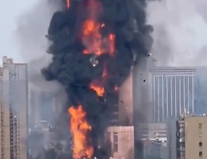 Un incendiu uriaș a mistuit o clădire cu zeci de etaje, în China 789974