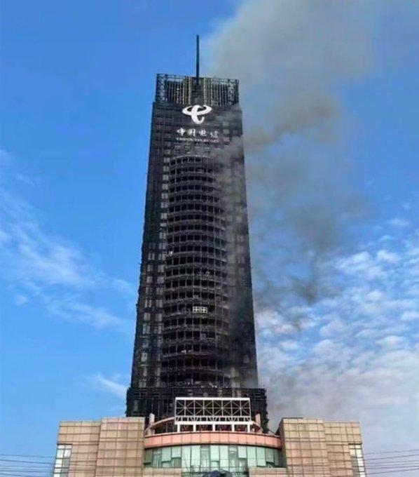 Un incendiu uriaș a mistuit o clădire cu zeci de etaje, în China 789976