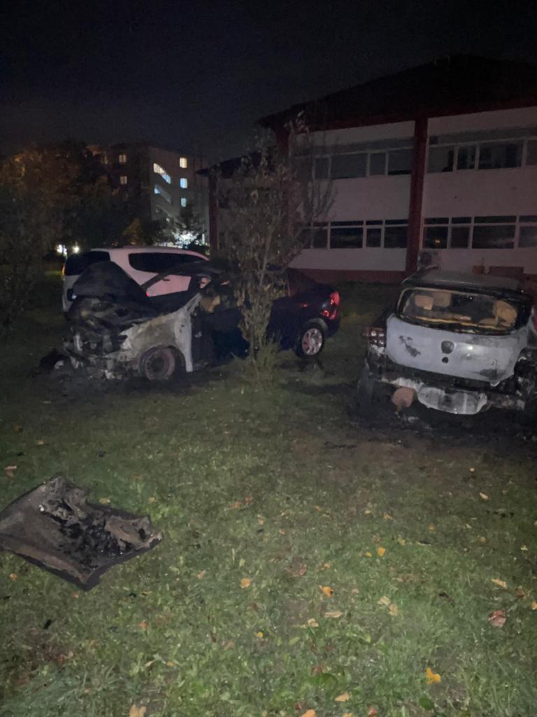 Nouă maşini ale DGASPC Bacău s-au făcut scrum, după un incendiu izbucnit în curtea instituţiei 789940