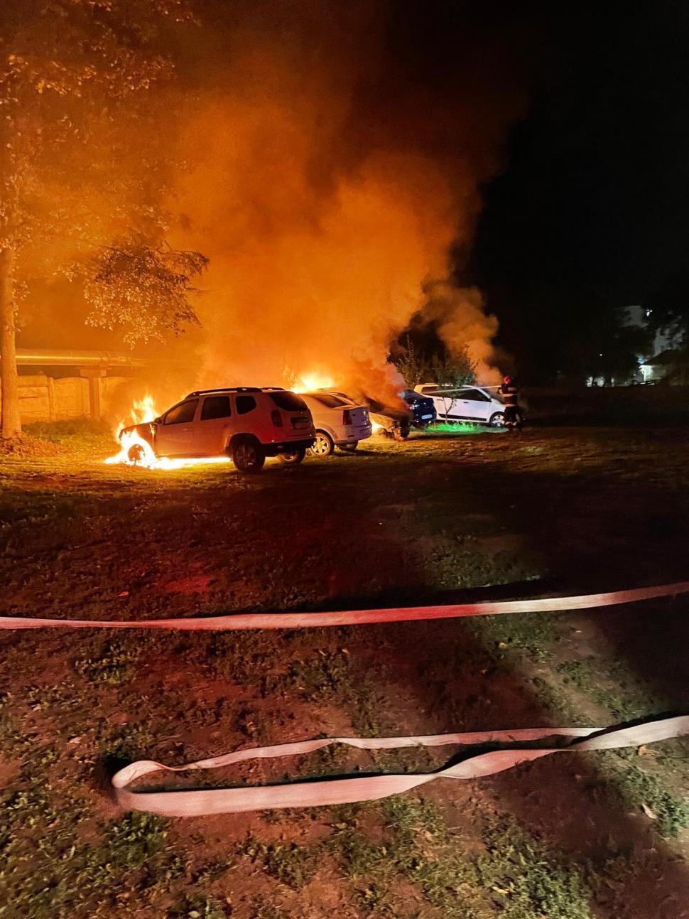 Nouă maşini ale DGASPC Bacău s-au făcut scrum, după un incendiu izbucnit în curtea instituţiei 789942