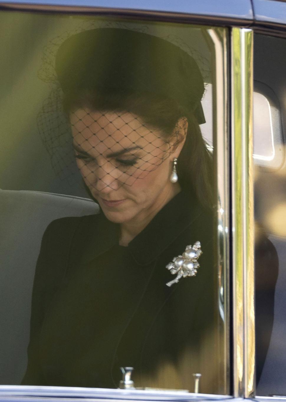 Ce simbolizează bijuteriile purtate de Kate la procesiunea Reginei Elisabeta 789921